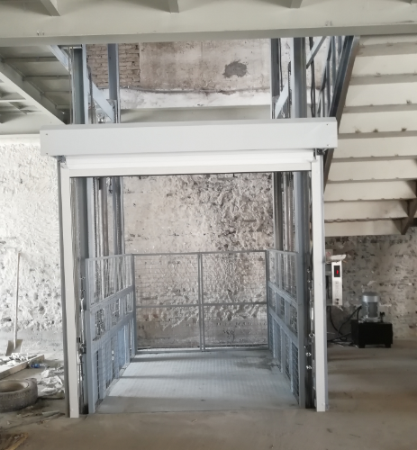 导轨式升降货梯相比电动葫芦（货运电梯）的安全优势有哪些？